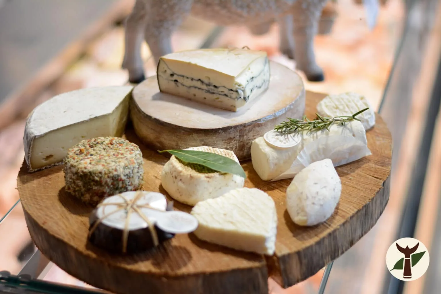 Le Trident parmi d’autres fromages sur un plateau