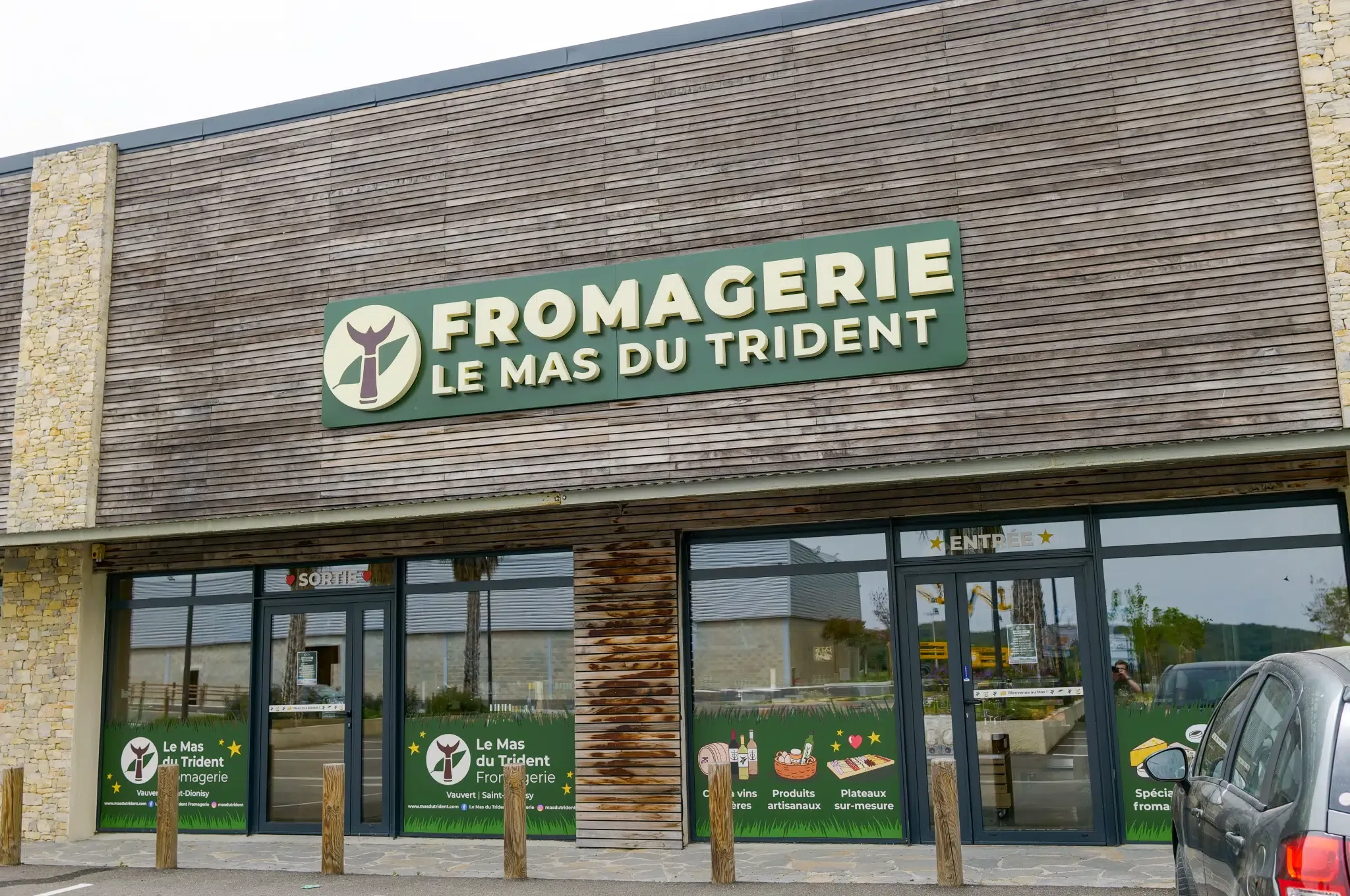 La devanture de la fromagerie Le Mas du Trident à Saint-Dionisy
