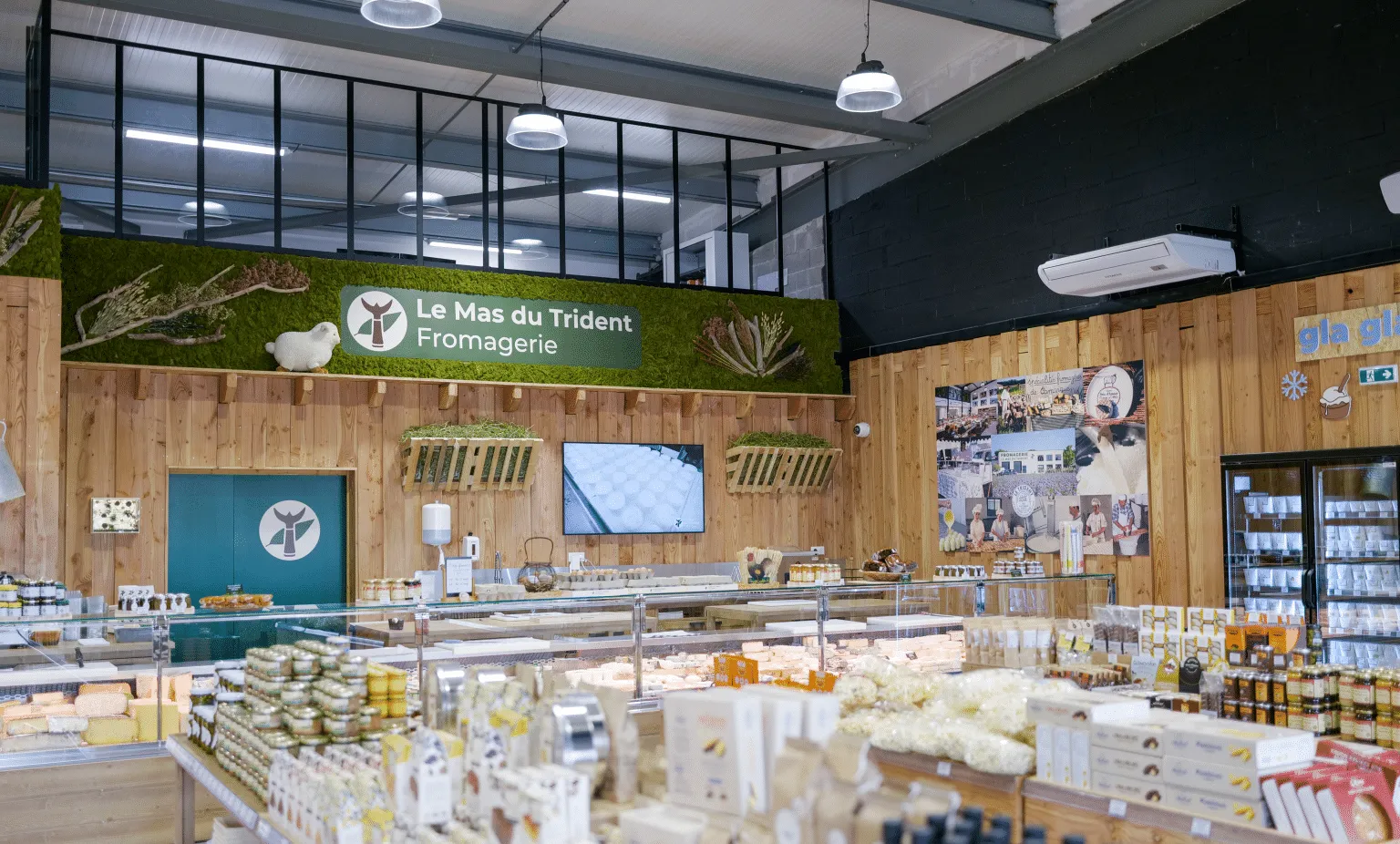 Intérieur de la fromagerie de Saint-Dionisy