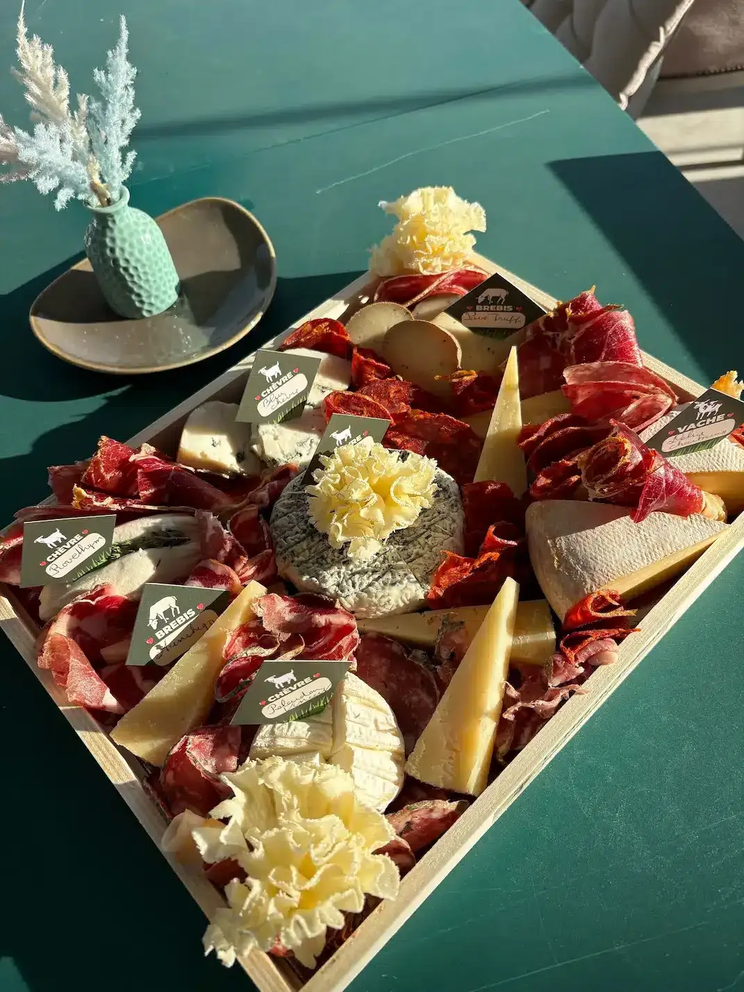 Plateau de fromages et charcuterie préparé en boutique
