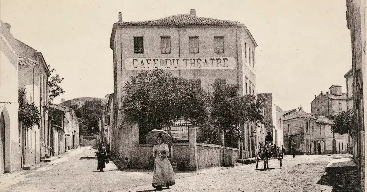 Carte postale ancienne du café du Théâtre, vers 1900