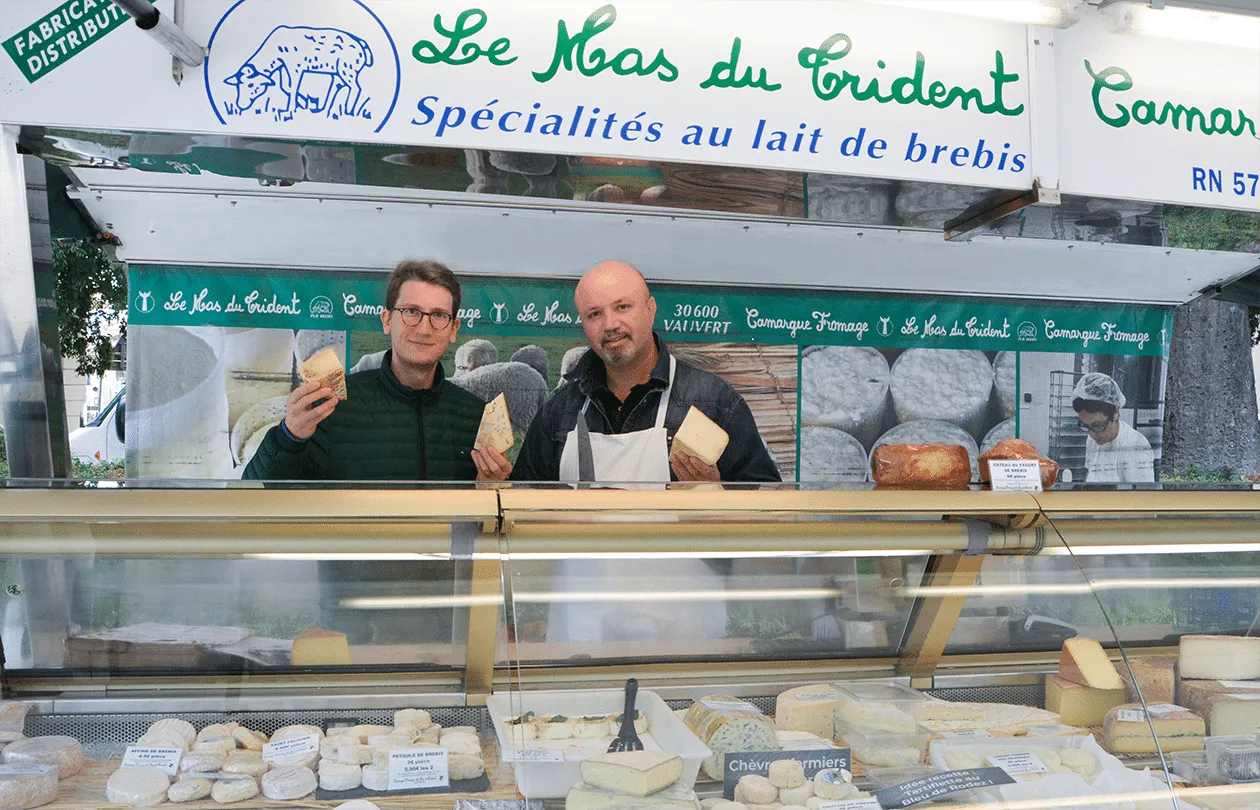 La remorque de marché du Mas du Trident et son étal de fromages