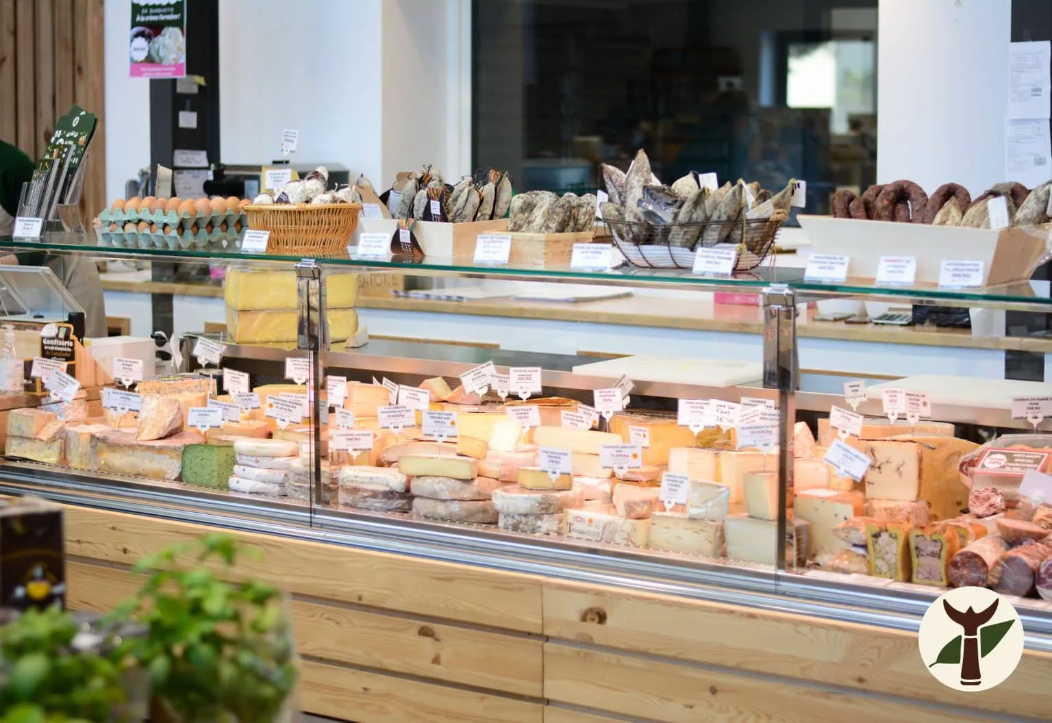 Le comptoir à fromages et charcuterie de la fromagerie de Vauvert
