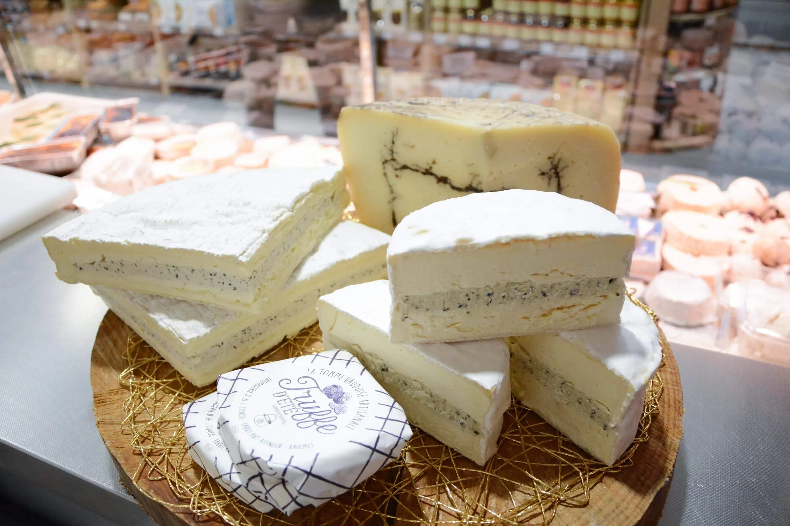 Trois fromages de notre fabrication empilés sur un plateau de bois