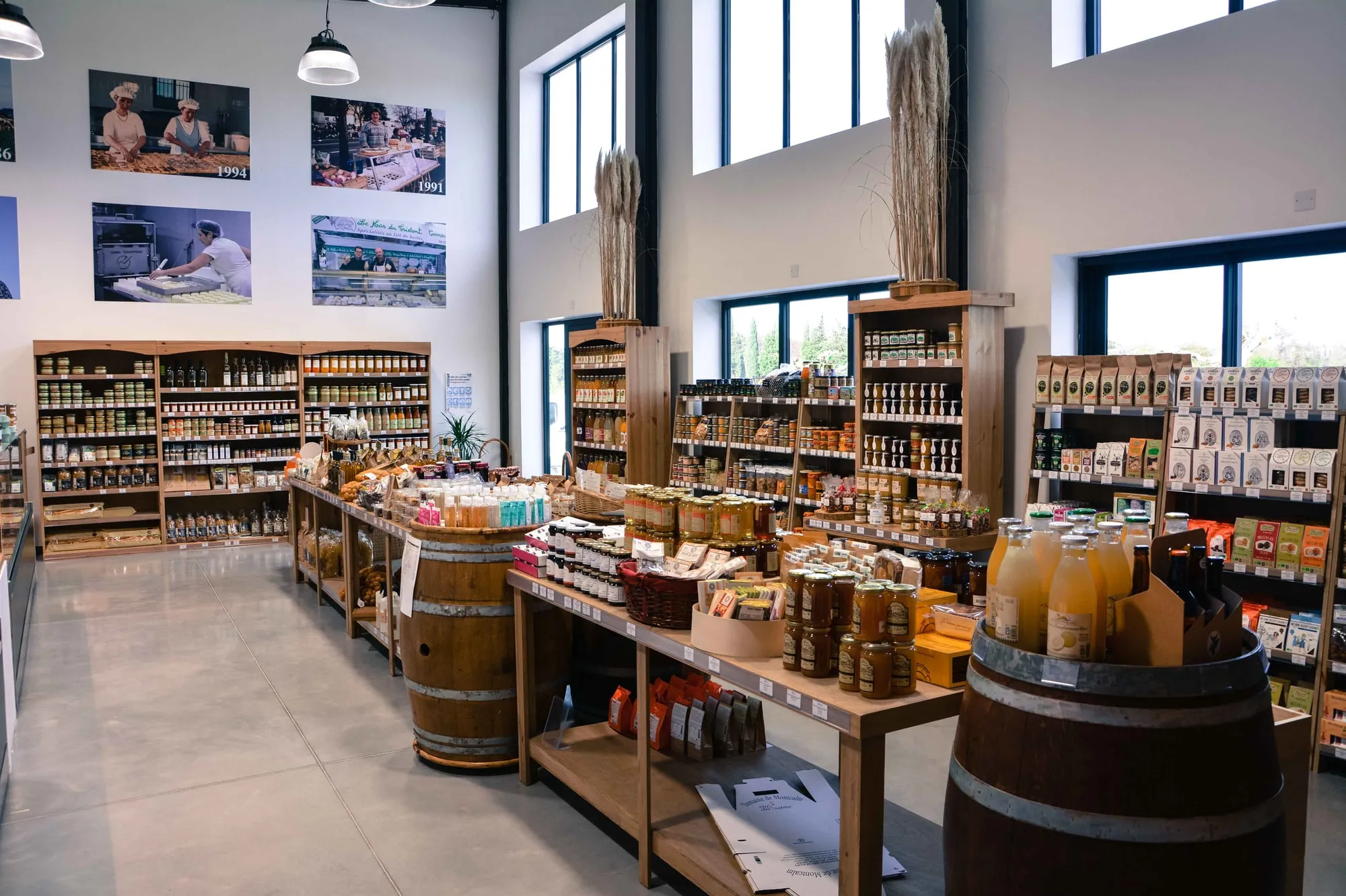 L’allée centrale et les rayons d’épicerie de la fromagerie de Vauvert
