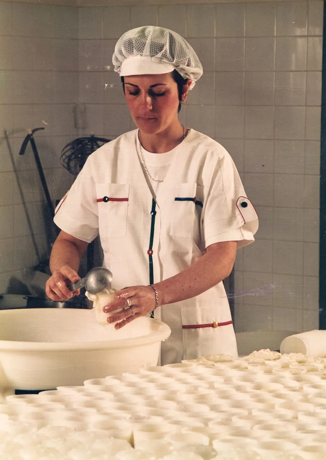Moulage du fromage frais à la louche