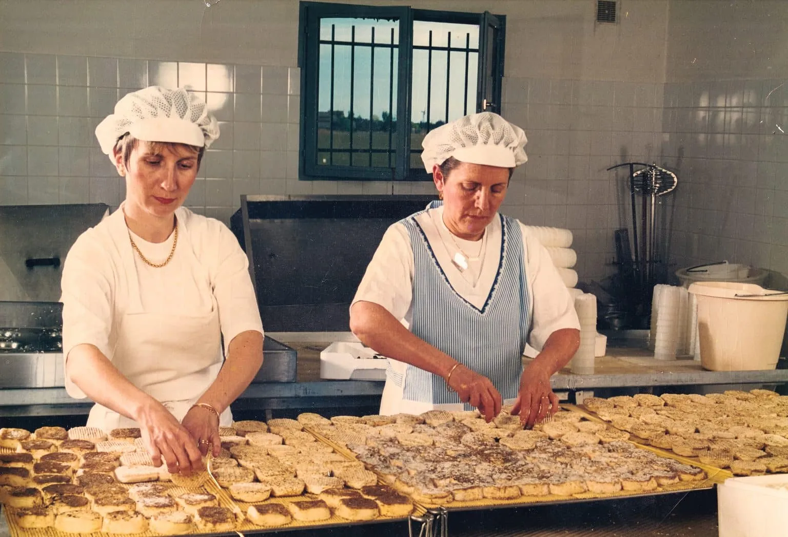 Deux fromagères préparant les fromages au laboratoire