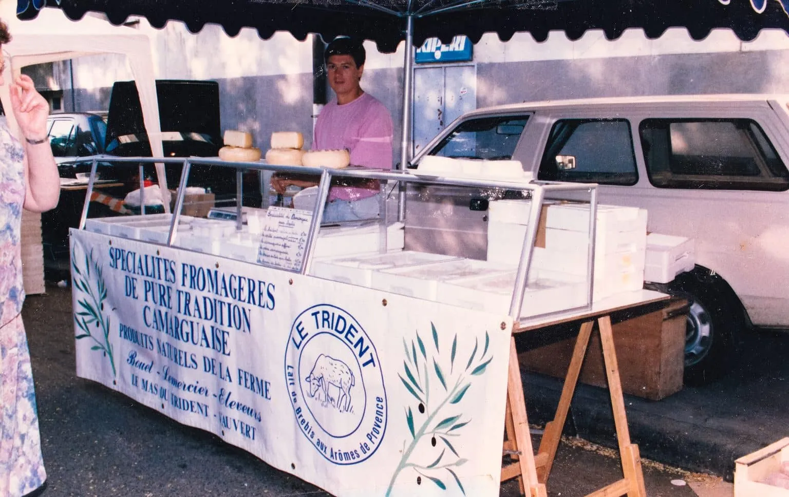 Le stand de marché du Mas du Trident et sa banderole « Le Trident »