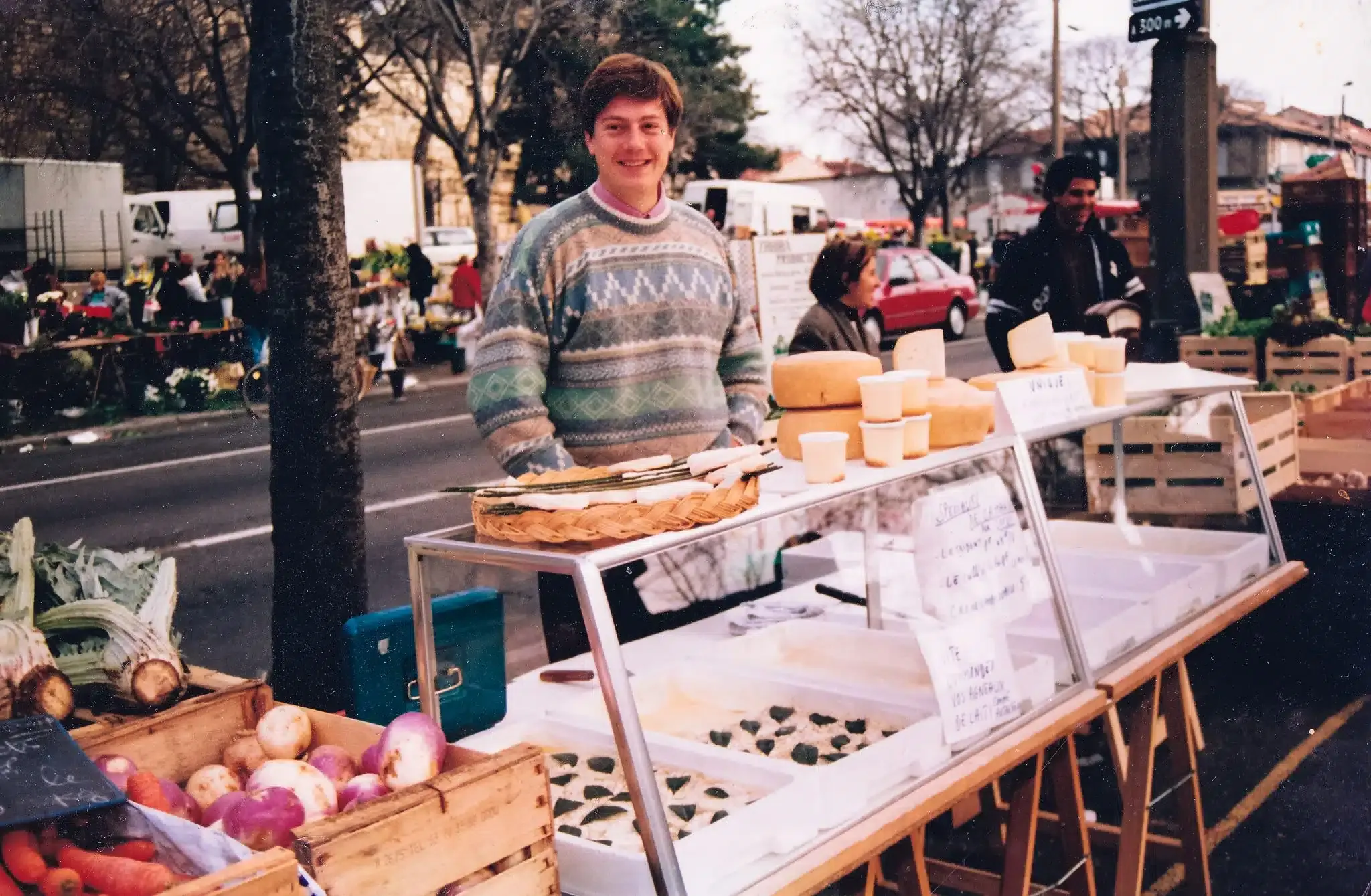 Étal de fromages du Mas du Trident sur un marché
