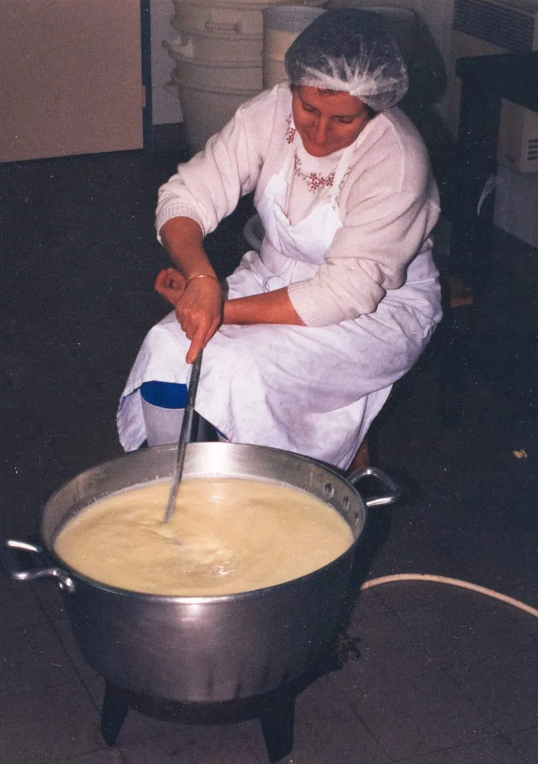 Fabrication à la louche dans une bassine de lait de brebis