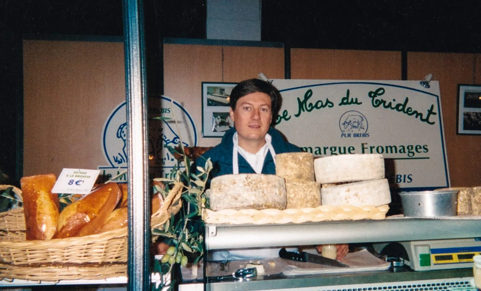 Le stand du Mas du Trident et son enseigne sur un marché