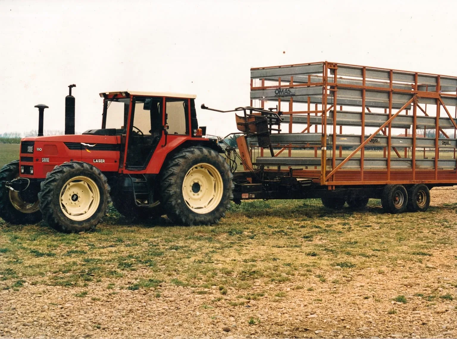 Le tracteur du mas et sa remorque à fourrage