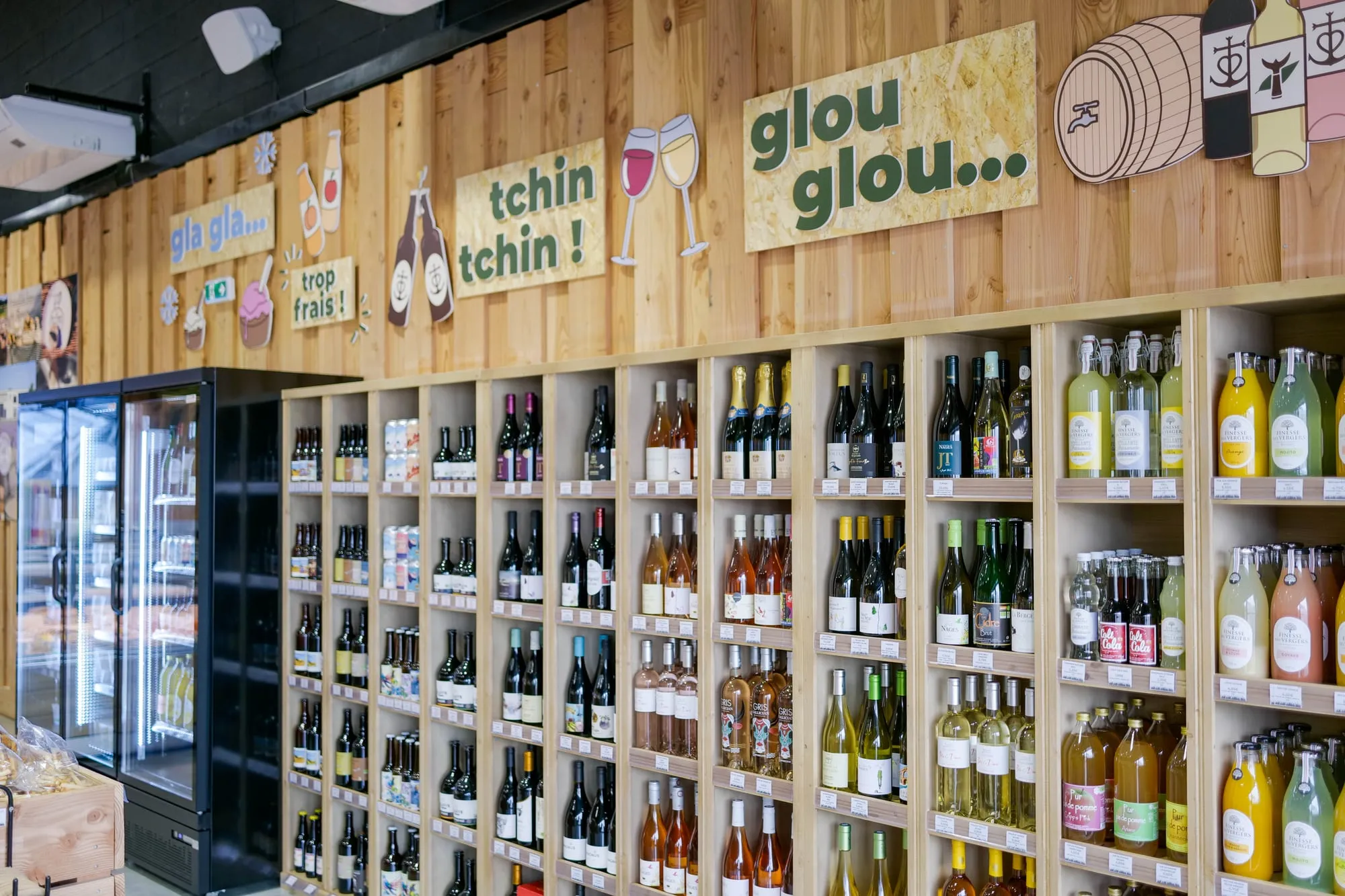 La cave à vins et à bières de la fromagerie de Saint-Dionisy