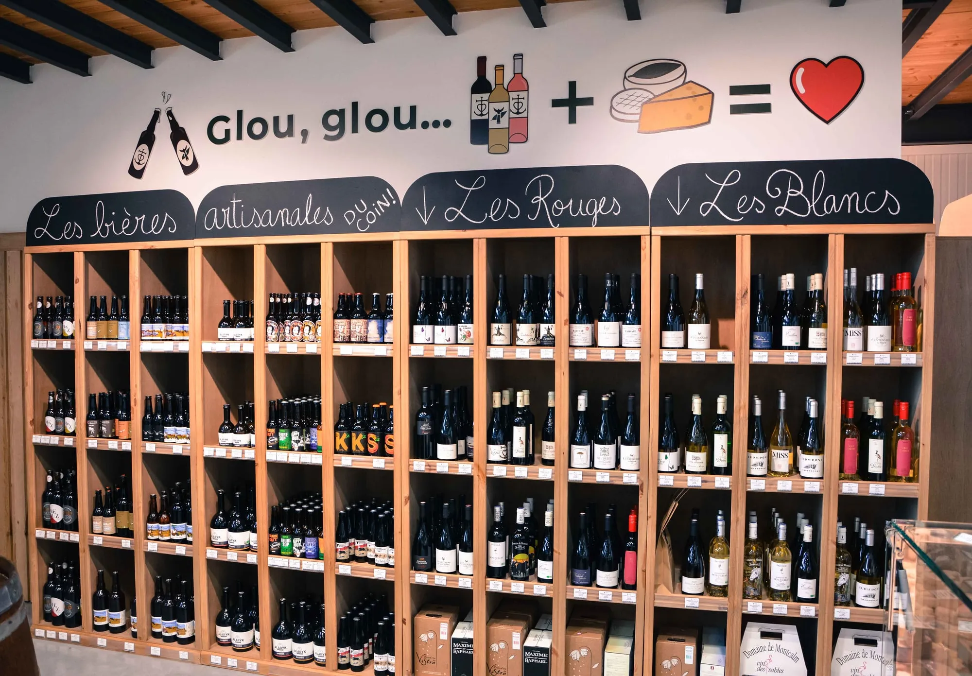 Le mur de la cave : bières artisanales, vins rouges et vins blancs