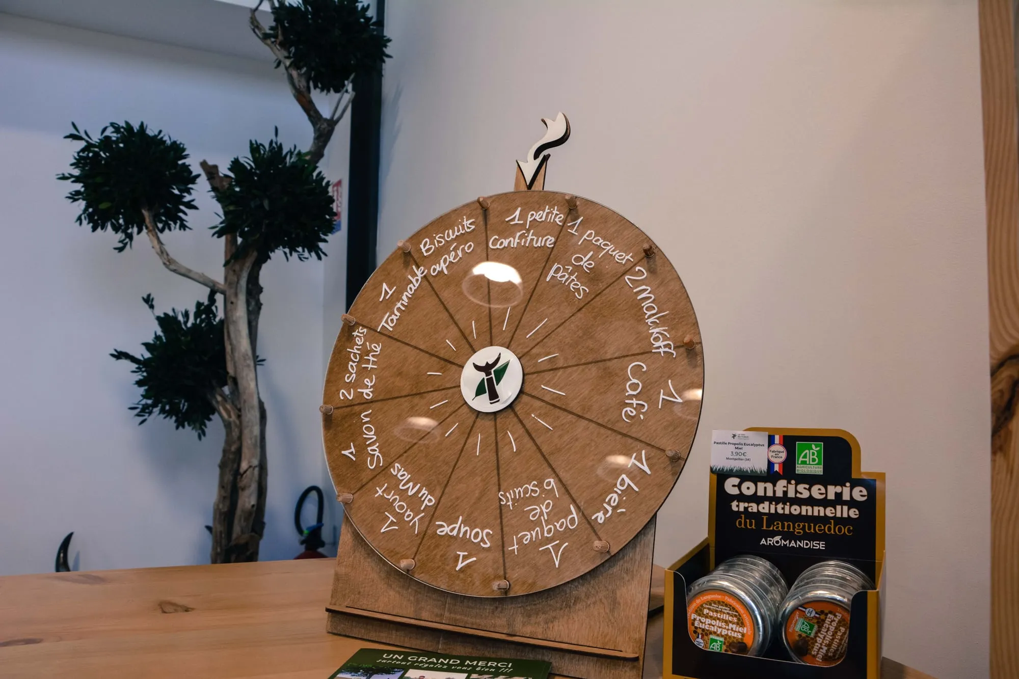 Le coin confiserie traditionnelle et sa roue en bois