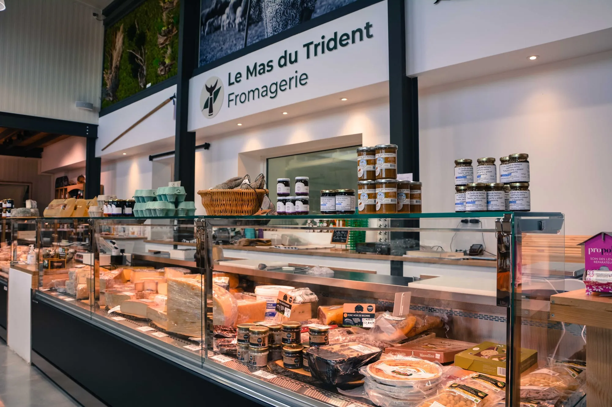 Le comptoir à fromages de la fromagerie de Vauvert, sous l’enseigne de la maison
