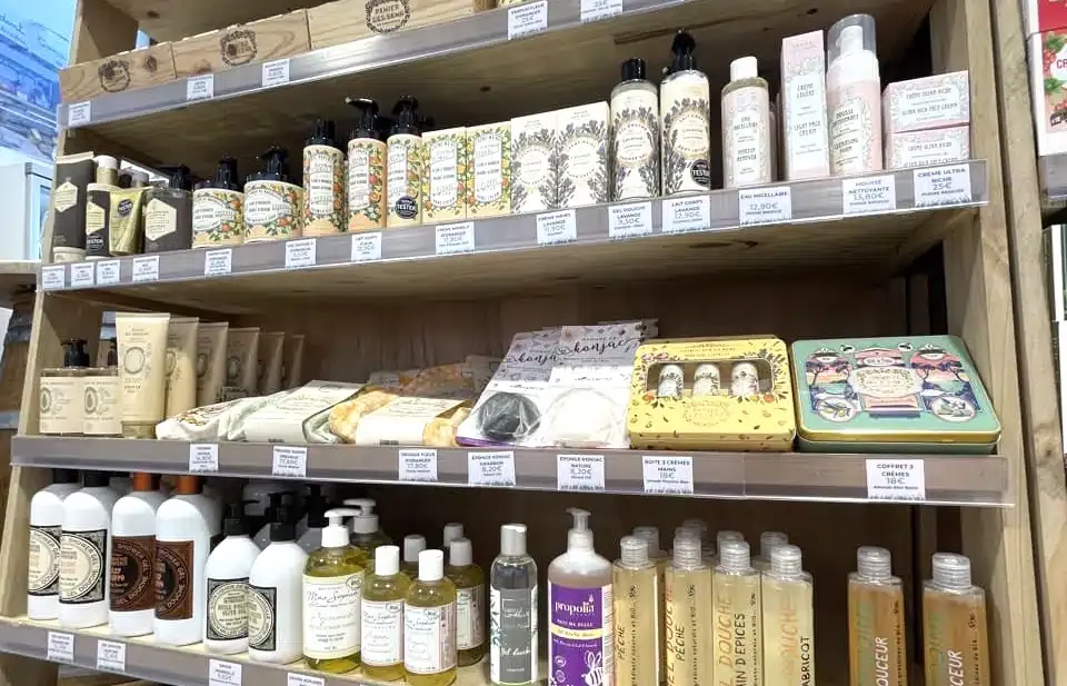 Les étagères de cosmétiques bio de la boutique : savons, crèmes et gels douche