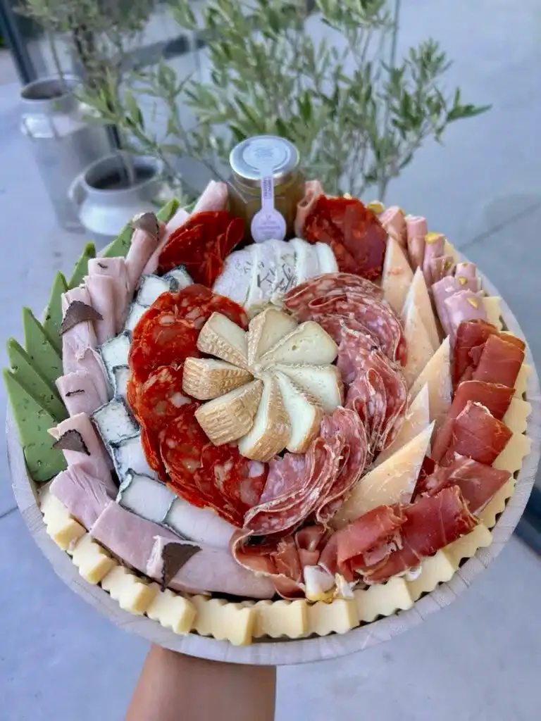 Plateau de fromages et charcuterie apéro