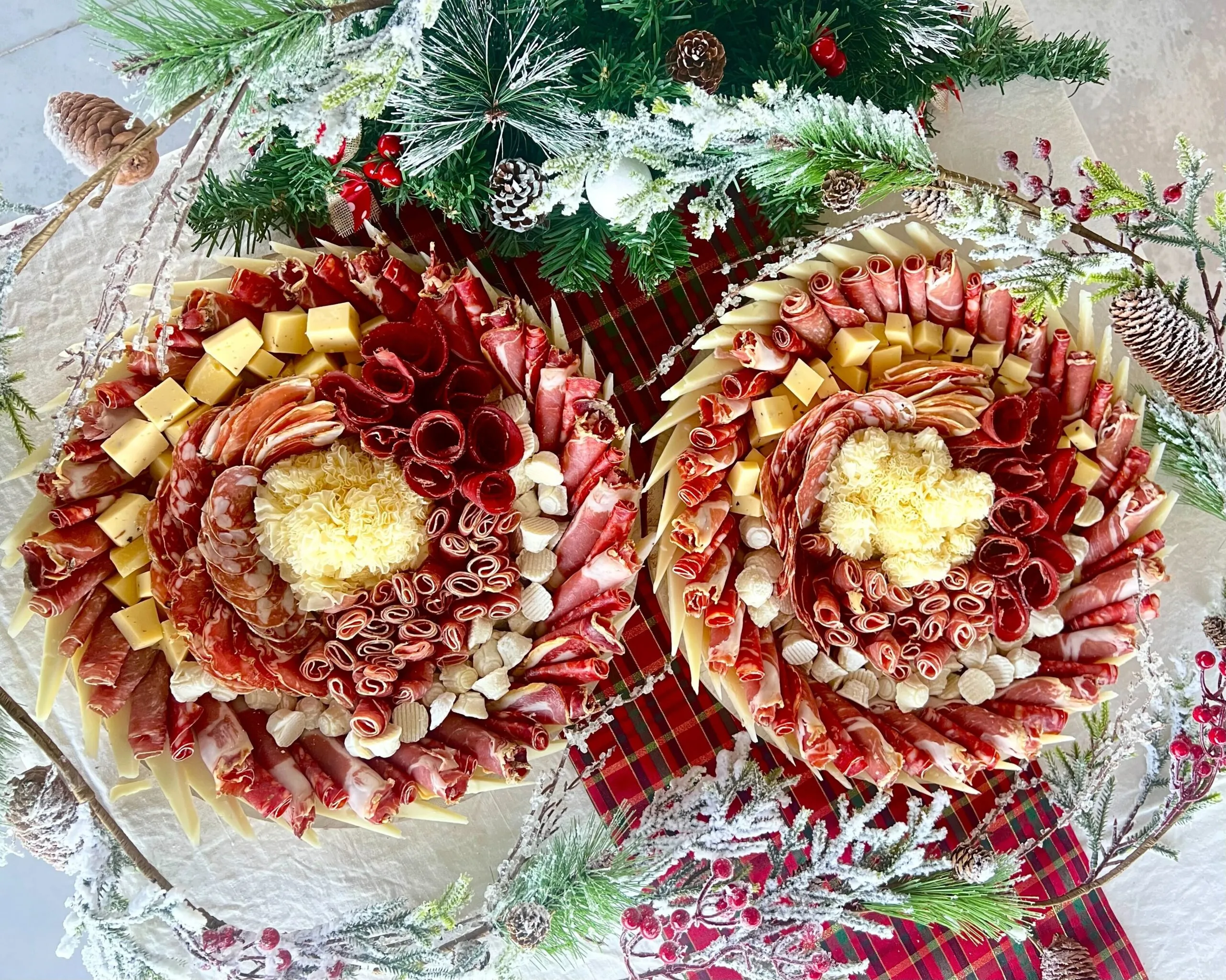 Deux plateaux de charcuterie et fromages en rosace, décorés pour les fêtes