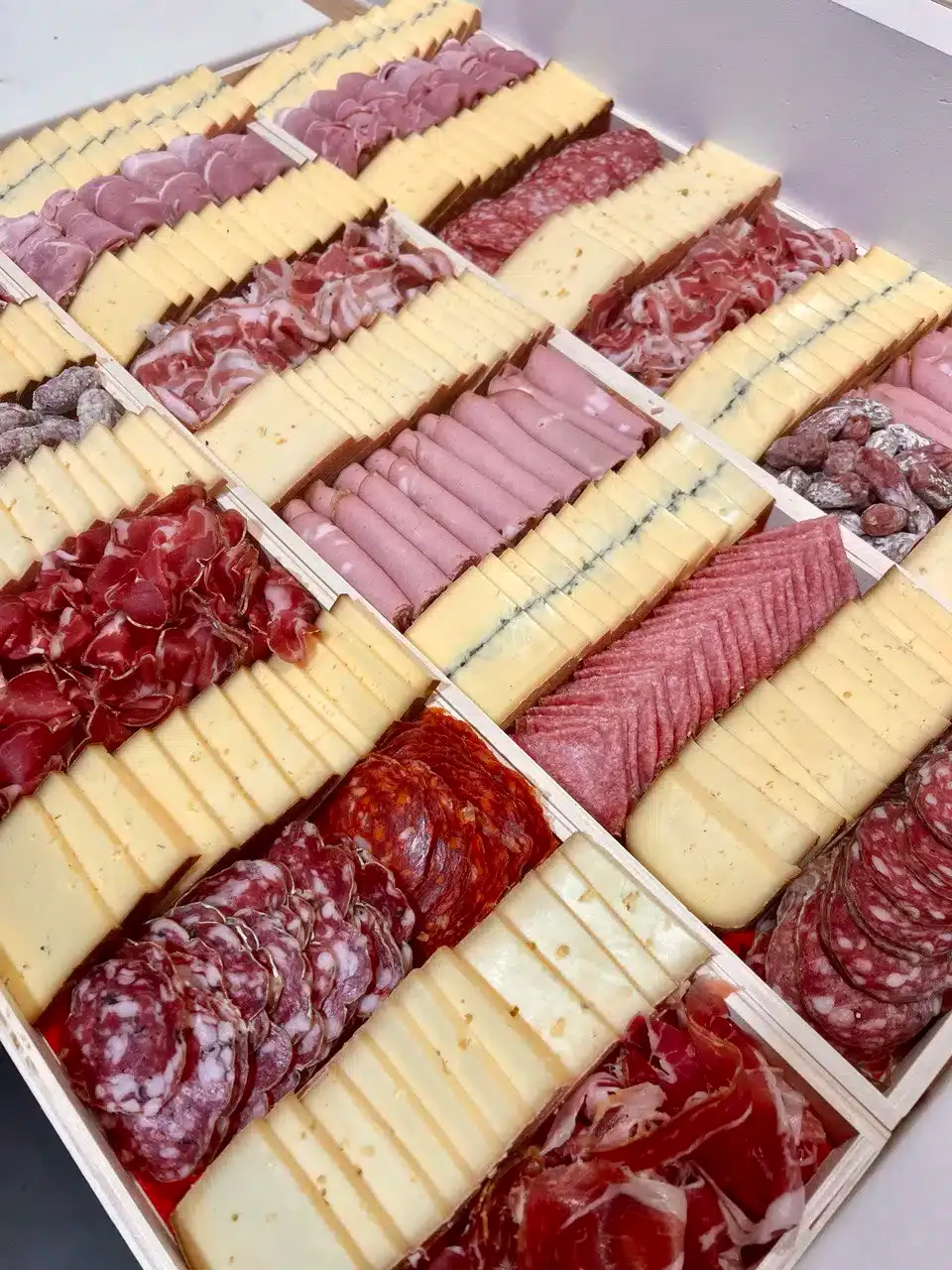 Plateau Raclette et Charcuterie du Mas du Trident à Vauvert et Saint-Dionisy