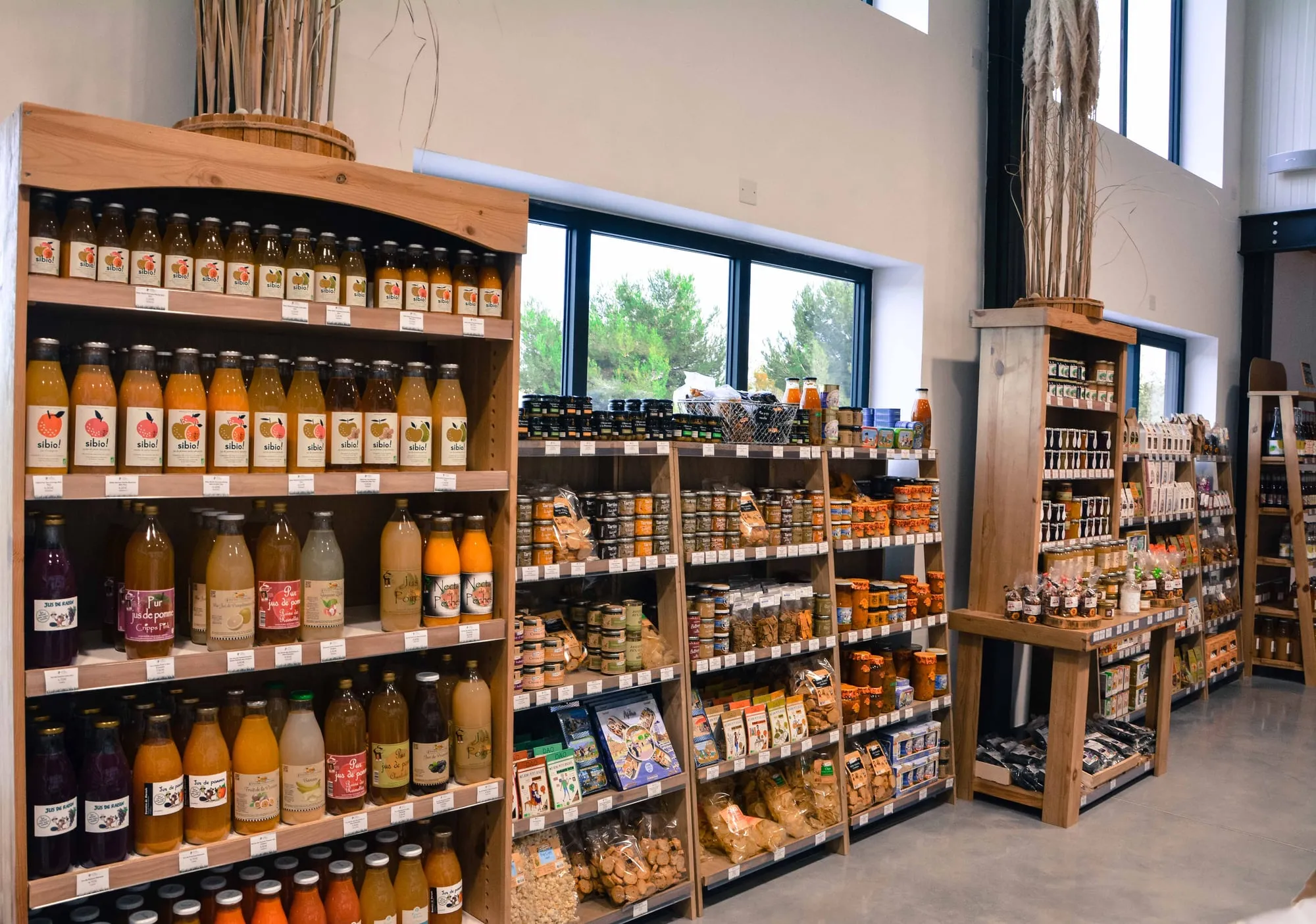 Les étagères de bouteilles et de conserves de l’épicerie