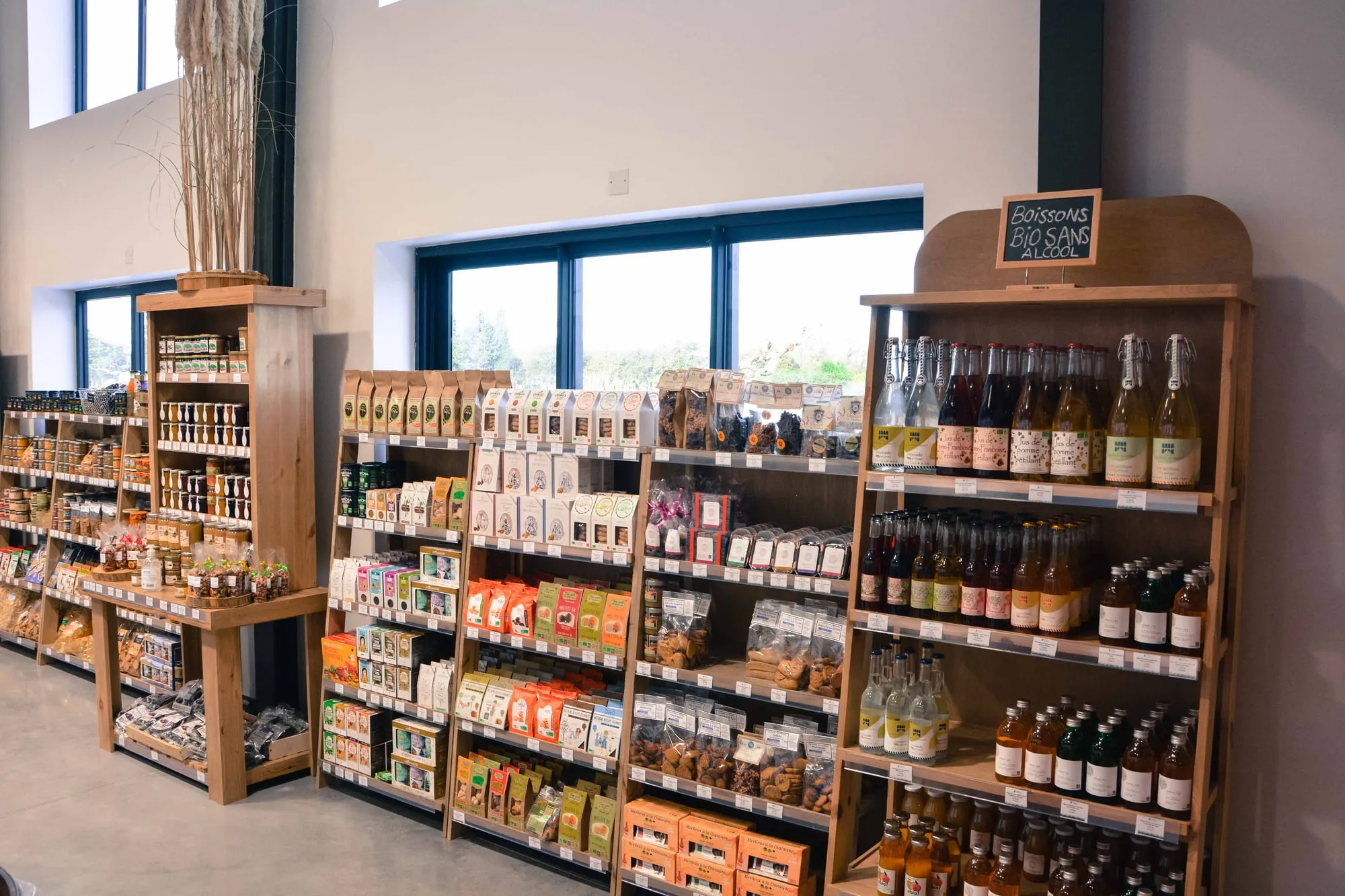 Les rayons d’épicerie locale de la fromagerie de Vauvert