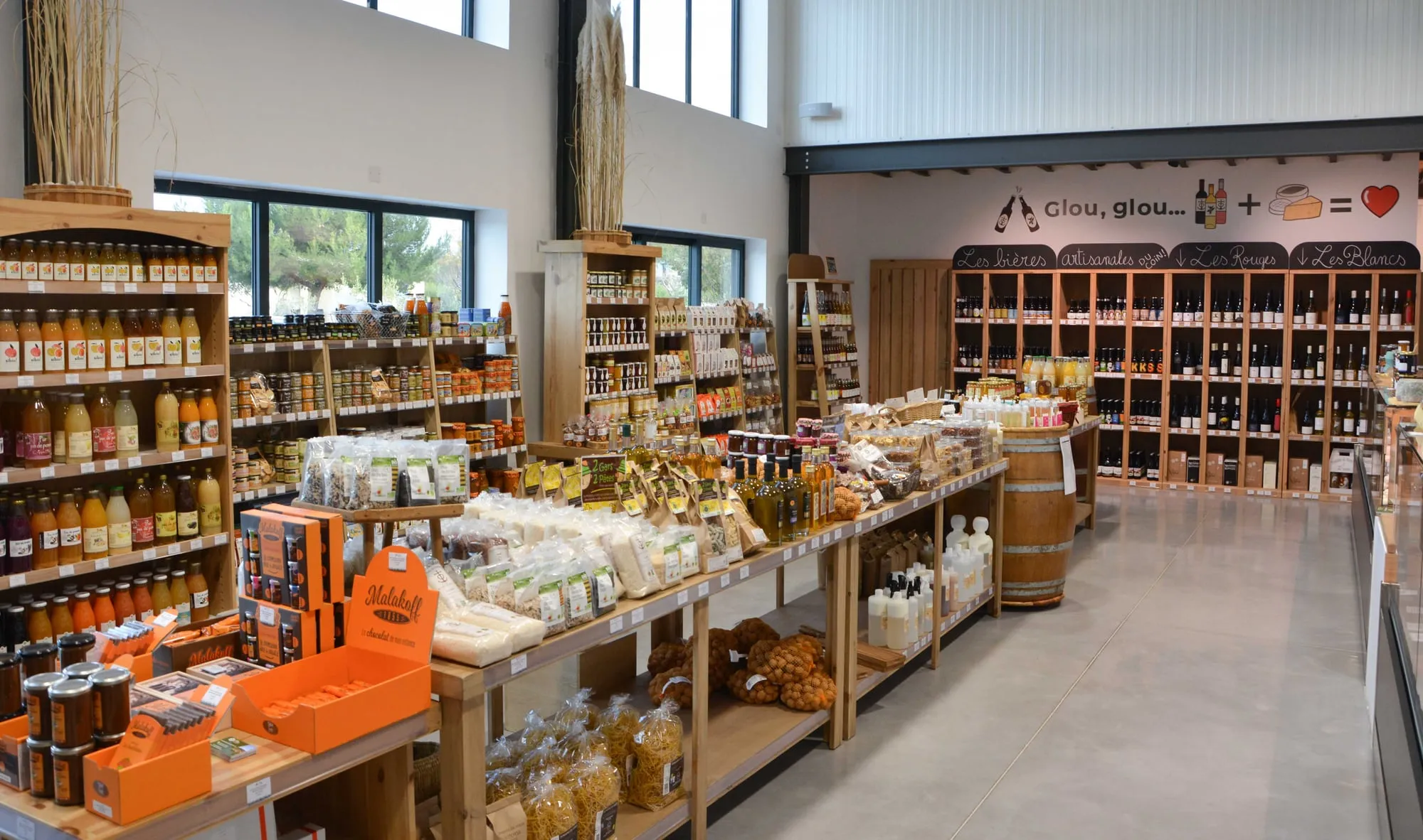 Les rayons d’épicerie locale de la boutique de Vauvert