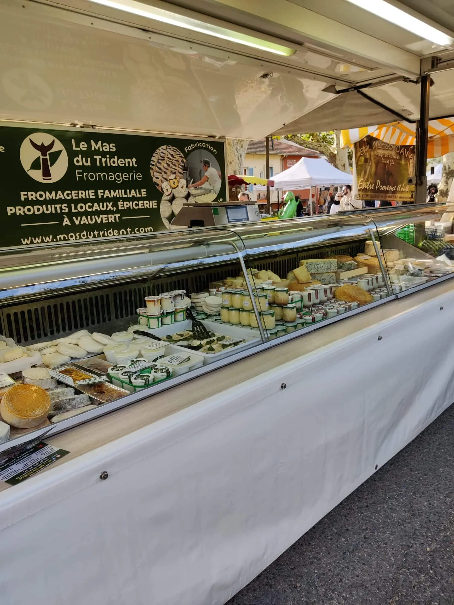 La remorque de marché du Mas du Trident, installée et achalandée