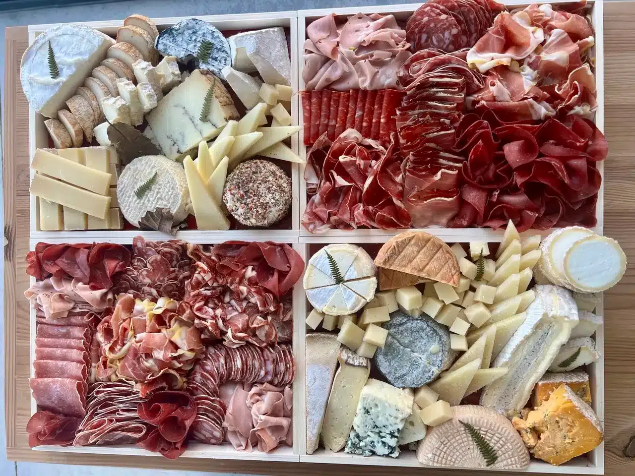 Un plateau à quatre compartiments, fromages d’un côté, charcuterie de l’autre