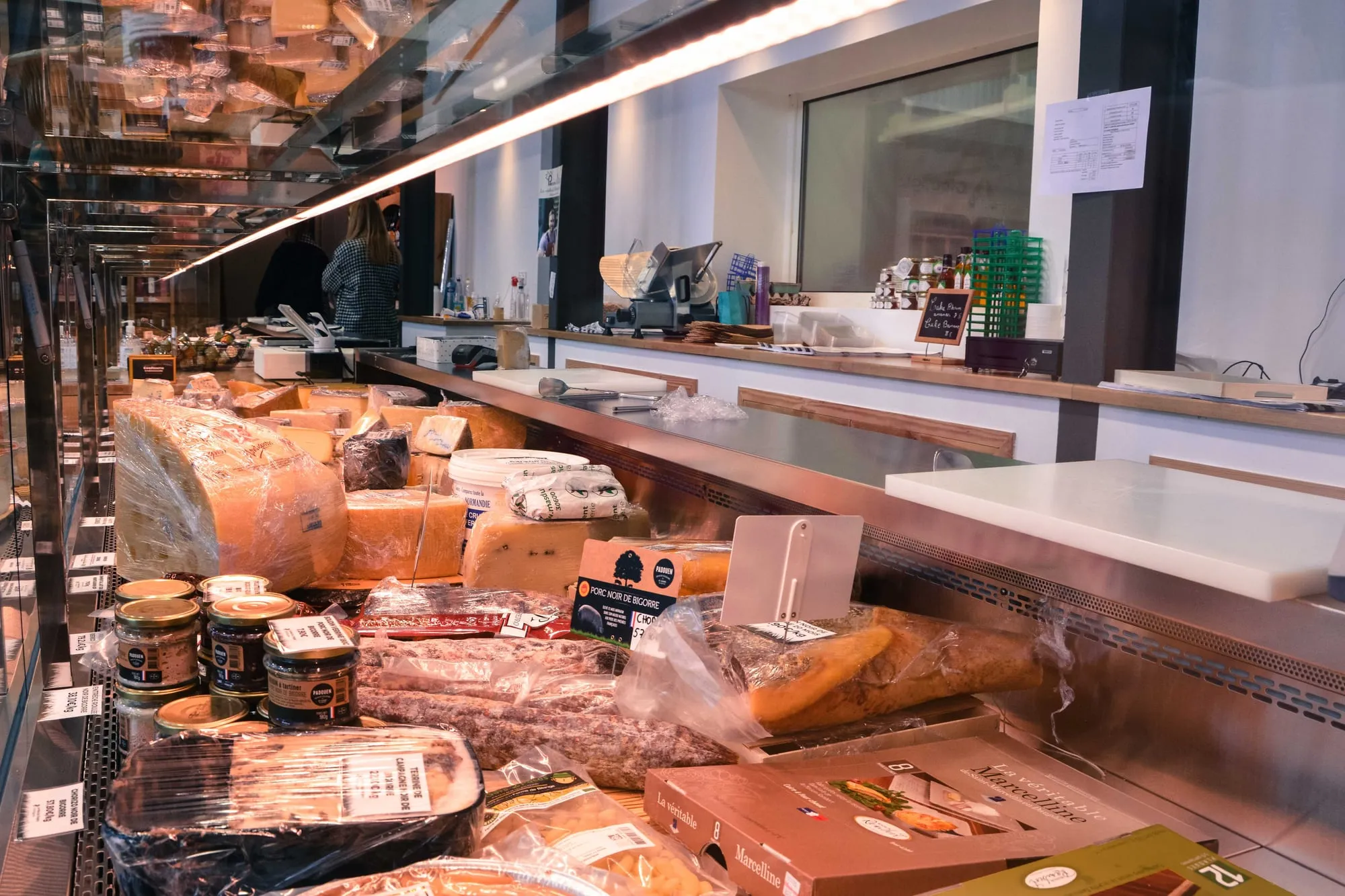 La vitrine de charcuterie, au fond de la boutique de Vauvert