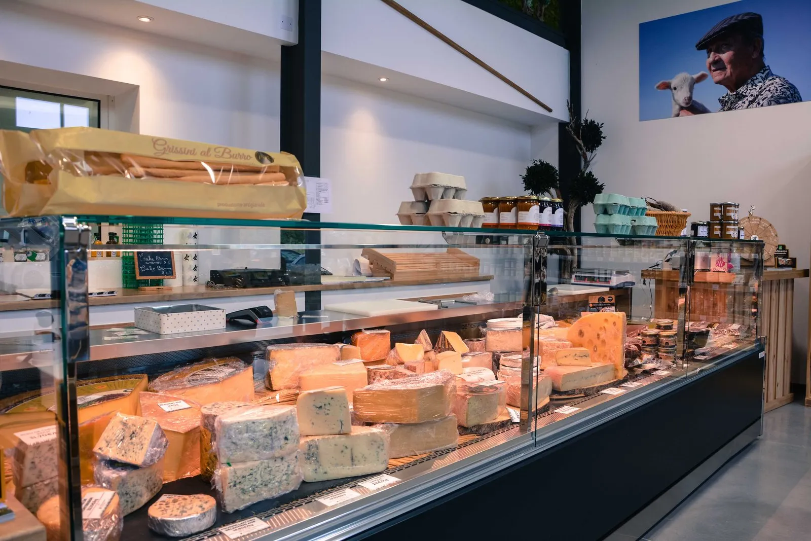 La vitrine à fromages de la boutique de Vauvert, garnie de fromages de toutes les familles.