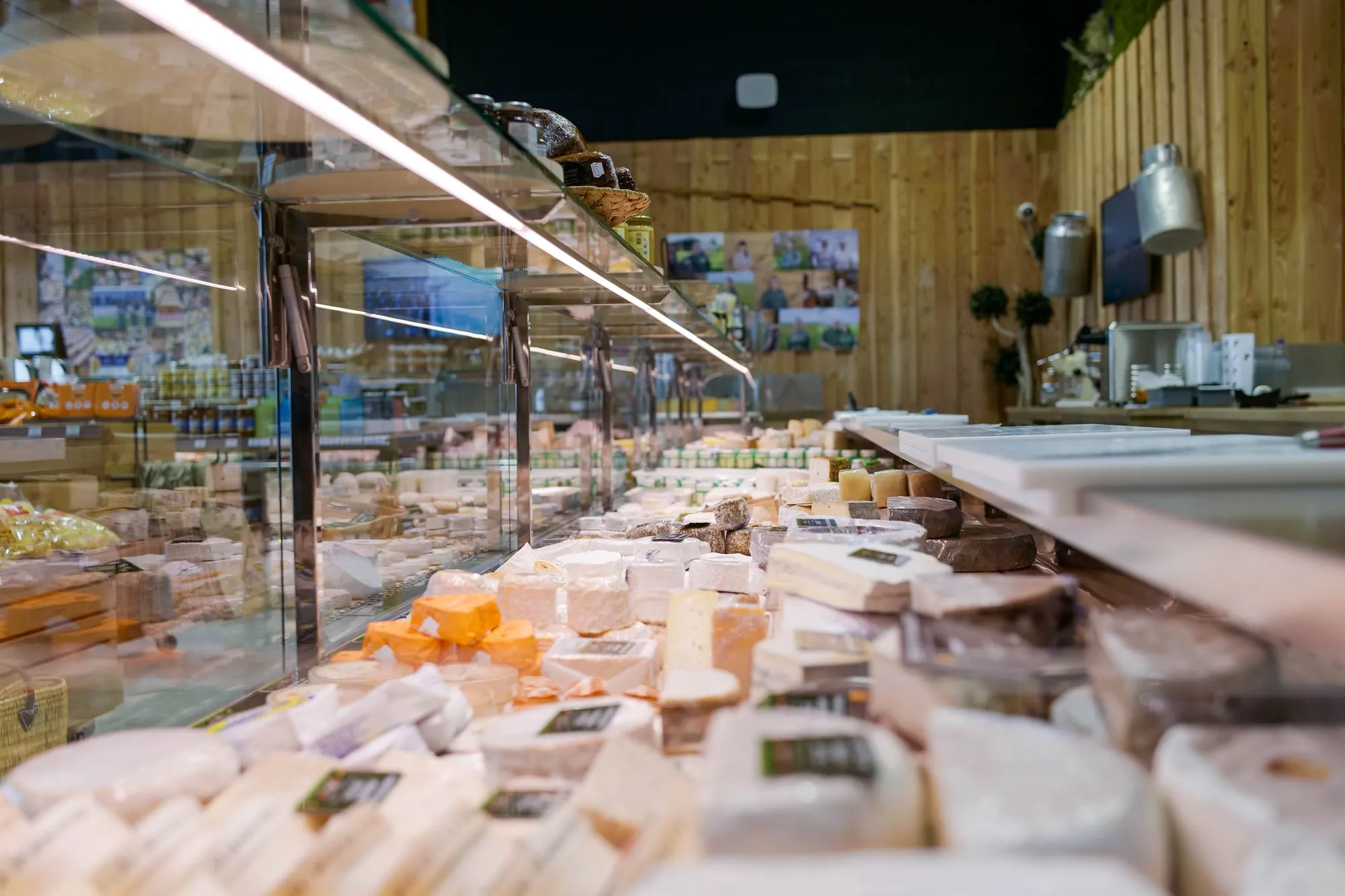 La vitrine à fromages de la fromagerie de Saint-Dionisy